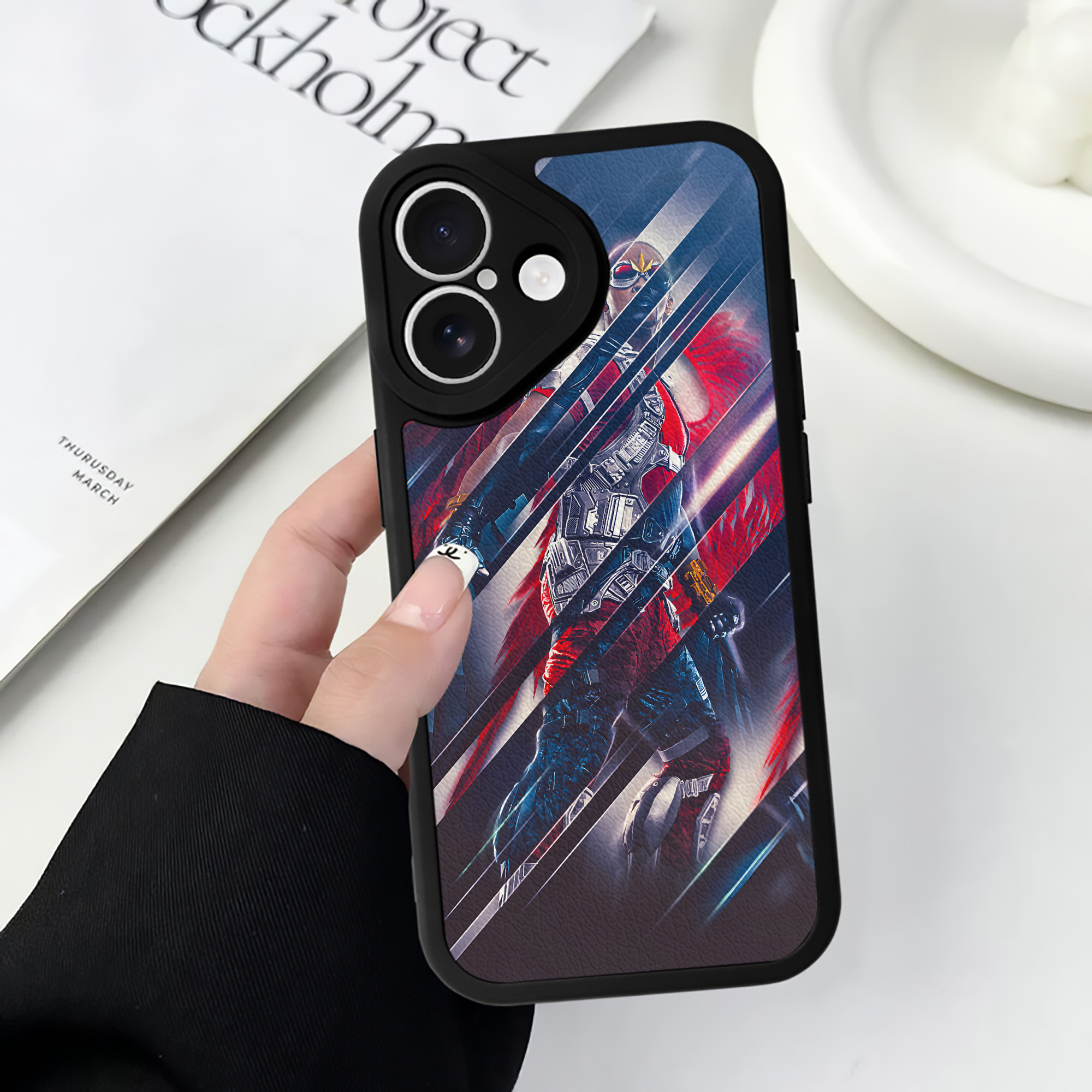 （画像用） アベンジャーズ The Avengers 【iPhone 16シリーズ対応】シリコンスマホケース（レザー調） 材質：シリコン